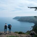 Un couple de personnes debout au sommet d'une falaise