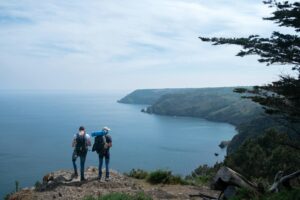 Un couple de personnes debout au sommet d'une falaise