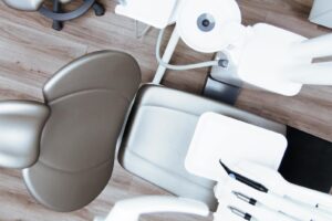 Vue en plongée d'un fauteuil dentaire moderne et de l'installation d'équipements dans une clinique professionnelle.