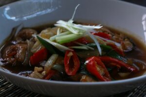 Délicieux plat d'inspiration asiatique servi dans un bol.