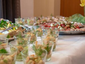 une table pleine de nourriture et de verres d'eau