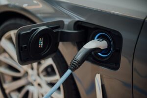 câble USB noir et blanc branché sur un appareil noir