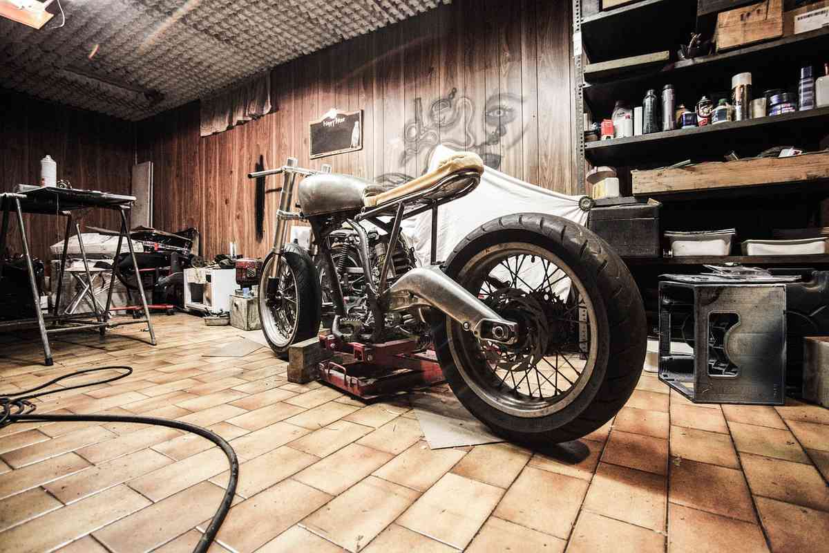Moto au sec : repérer un vrai garage fermé chez un relais