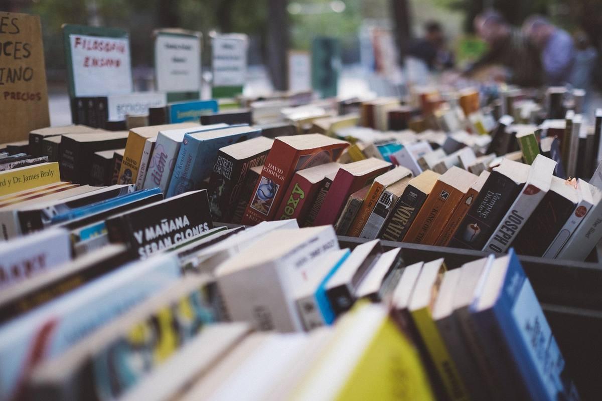 Livres de poche exposés sur tables avec étiquettes de prix
